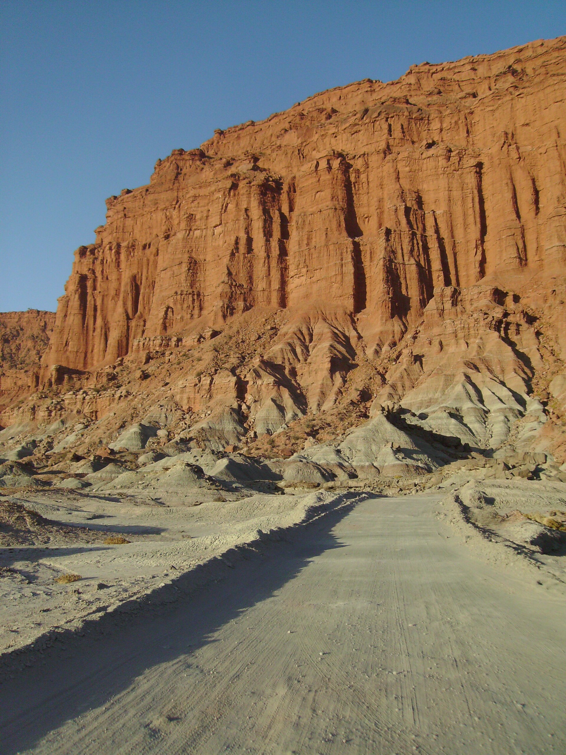 Formaciones rocosas rojas del Valle de la Luna en Ischigualasto, San Juan